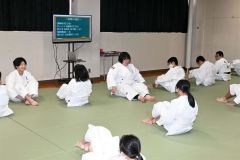 受け身の注意点を解説する塚田さん（中央）