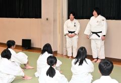 柔道の講師を務めた（右から）塚田さんと瀬戸さん
