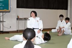 固め技について説明する塚田さん（中央）
