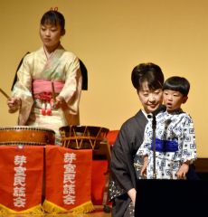 日頃の練習の成果を発表する子ども