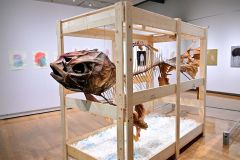 全長約５メートルの大作。横浜市のアトリエ横の林で伐採されたカシの枝を用いて制作した作品。金魚に生まれ変わり、自然環境について問いかけている。（撮影金野和彦）