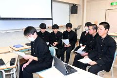 画面に向かって理想の農家像を発表する生徒