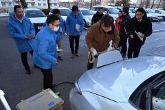 ＥＶによる給電を体験する自治体担当者ら