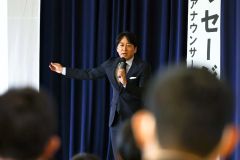 芽室中学校の後輩たちを前に講演する安住アナ（平栗玲香通信員撮影）