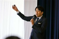 芽室中学校の後輩たちを前に講演する安住アナ（平栗玲香通信員撮影）