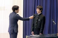 生徒に話しかける安住さん（平栗玲香通信員撮影）