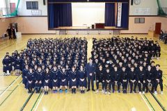 最後、全校生徒と集合写真を撮った安住さん（平栗玲香通信員撮影）