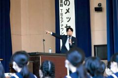芽室中学校の後輩たちを前に講演する安住アナ（平栗玲香通信員撮影）