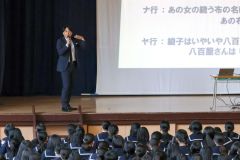 芽室中学校の後輩たちを前に講演する安住アナ（平栗玲香通信員撮影）