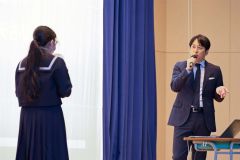 生徒の質問に答える安住さん（平栗玲香通信員撮影）