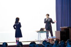生徒の質問に答える安住さん（平栗玲香通信員撮影）