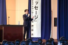 芽室中学校の後輩たちを前に講演する安住アナ（平栗玲香通信員撮影）