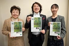 来場を呼び掛ける原田さん（中央）とアドニス合唱団の久富さん（左）、寺川博美さん
