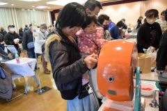 ガラポンに挑戦する来場者