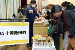 地元の特産品を買い求める来場者
