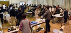 地元の特産品を買い求める来場者
