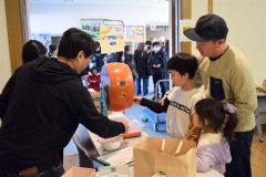 ガラポンに挑戦する来場者