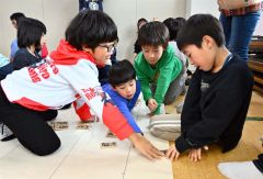 百人一首を楽しむ子どもたち（９日午前１０時４０分ごろ、帯広市光南福祉センターで。金野和彦撮影）
