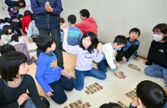百人一首を楽しむ子どもたち（９日午前１０時１５分ごろ、帯広市光南福祉センターで。金野和彦撮影）