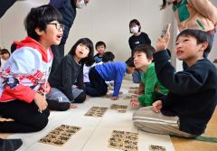 百人一首を楽しむ子どもたち（９日午前１０時１５分ごろ、帯広市光南福祉センターで。金野和彦撮影）