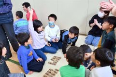 百人一首を楽しむ子どもたち（９日午前１０時１５分ごろ、帯広市光南福祉センターで。金野和彦撮影）