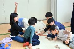 百人一首を楽しむ子どもたち（９日午前１１時４０分ごろ、帯広市光南福祉センターで。金野和彦撮影）