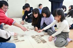 百人一首を楽しむ子どもたち（９日午前１１時４０分ごろ、帯広市光南福祉センターで。金野和彦撮影）