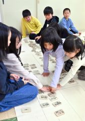 百人一首を楽しむ子どもたち（９日午前１１時ごろ、帯広市光南福祉センターで。金野和彦撮影）