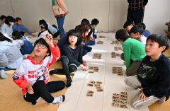 百人一首を楽しむ子どもたち（９日午前１１時ごろ、帯広市光南福祉センターで。金野和彦撮影）