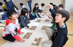百人一首を楽しむ子どもたち（９日午前１１時半ごろ、帯広市光南福祉センターで。金野和彦撮影）