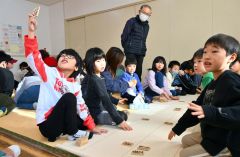 百人一首を楽しむ子どもたち（９日午前１１時ごろ、帯広市光南福祉センターで。金野和彦撮影）