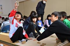 百人一首を楽しむ子どもたち（９日午前１１時ごろ、帯広市光南福祉センターで。金野和彦撮影）