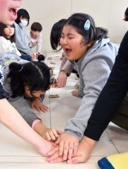 百人一首を楽しむ子どもたち（９日午前１１時ごろ、帯広市光南福祉センターで。金野和彦撮影）