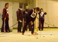 水曜日の夜に初心者チームが集まってゲートボールを楽しむ「ＹＯＡＳＯＢＩ」（町教委提供）