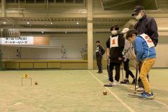 水曜日の夜に初心者チームが集まってゲートボールを楽しむ「ＹＯＡＳＯＢＩ」。大人も子どもも一緒に楽しむ（町教委提供）