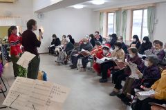 施設職員と共に計７曲を大合唱する利用者たち