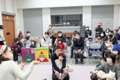 ぎんのすずのメンバー（左）の読み聞かせを楽しむ親子連れら