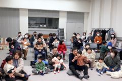 大勢の親子連れらでにぎわった「冬のこども図書館まつり」
