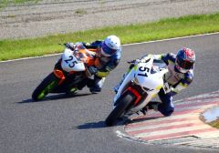 【ＣＢＲ２５０Ｒ　Ｄｒｅａｍ　Ｃｕｐ】激しいトップ争いを演じた（２５）日下統斗（左）