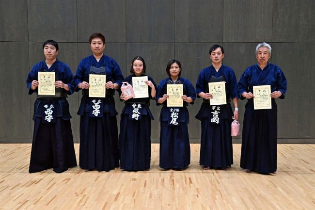 【写真】帯広刑務所Ａ団体戦男子５段以上の部Ｖ　剣道東北海道帯広大会