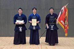 団体戦の男子４段以下の部で優勝した修道館