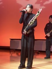 優勝決定後、トロフィーを手に歌声を披露する鳥本さん