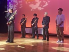 優勝決定後、トロフィーを手に歌声を披露する鳥本さん
