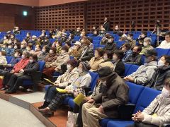 最後の大会を大勢の観客が見守った