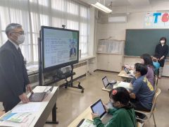 中士幌小で士幌のまちづくりについて授業を行う高木町長（左）