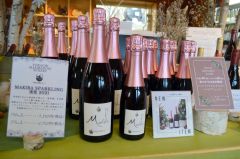 ショップに並ぶ「ＭＡＫＩＢＡ　ＳＰＡＲＫＬＩＮＧ清見２０２１」
