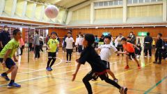 小中学生がコート上で熱戦　大樹で「とかちっこミニバレー」 3
