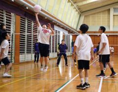 小中学生がコート上で熱戦　大樹で「とかちっこミニバレー」 5