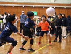 小中学生がコート上で熱戦　大樹で「とかちっこミニバレー」 6