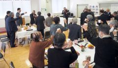 中川教育長の音頭で乾杯する参加者